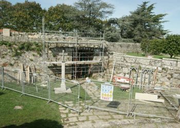 El Concello restaura la puerta original de entrada a la Fortaleza de O Castro