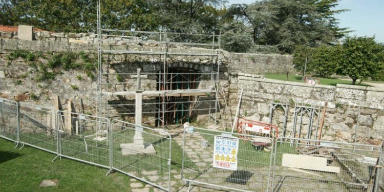 El Concello restaura la puerta original de entrada a la Fortaleza de O Castro