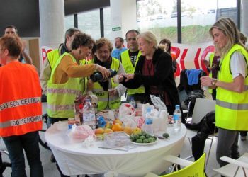 Los celadores del Cunqueiro cambian de estrategia: fin al encierro y huelga «a la japonesa»