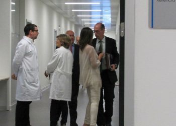 El conselleiro salva el primer asalto; el gerente del Cunqueiro roza el KO