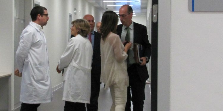 El conselleiro salva el primer asalto; el gerente del Cunqueiro roza el KO