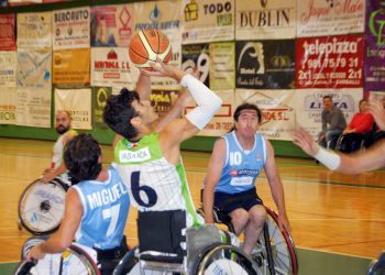 Apabullante victoria del Amfiv en el derbi gallego