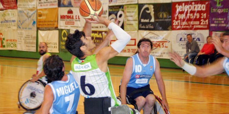 Apabullante victoria del Amfiv en el derbi gallego