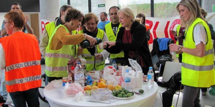 Los celadores reanudan sus protestas al no recibir respuesta del conselleiro