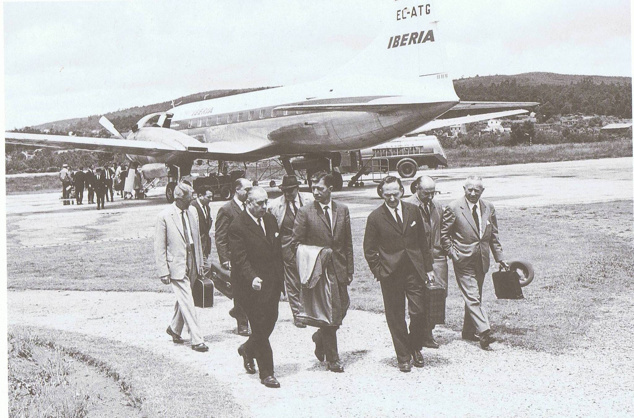 aerop. Directivos vigueses llegando a la terminal. Años 60