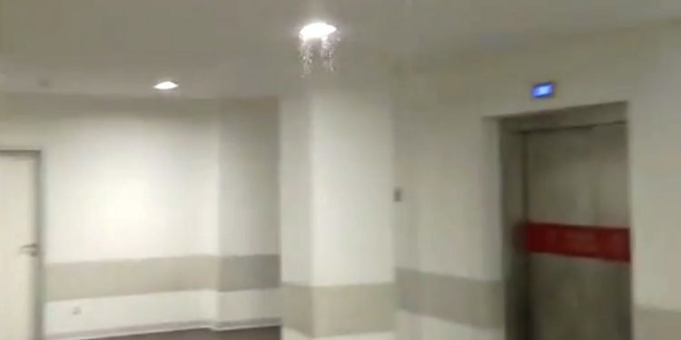 Lluvia de aguas fecales en las Urgencias del Cunqueiro