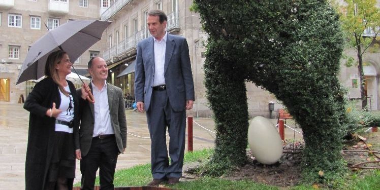 El «Dinoseto» ya incuba su huevo en la Porta do Sol