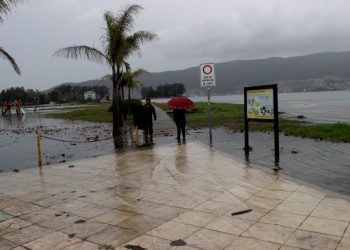Parque infantil acuático en Cesantes coa marea alta