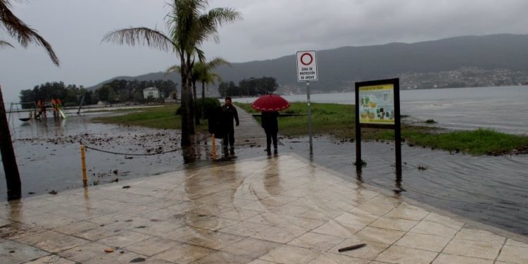 Parque infantil acuático en Cesantes coa marea alta