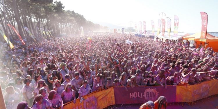 Vigo vibra en color al ritmo de 7.000 «holirunners»