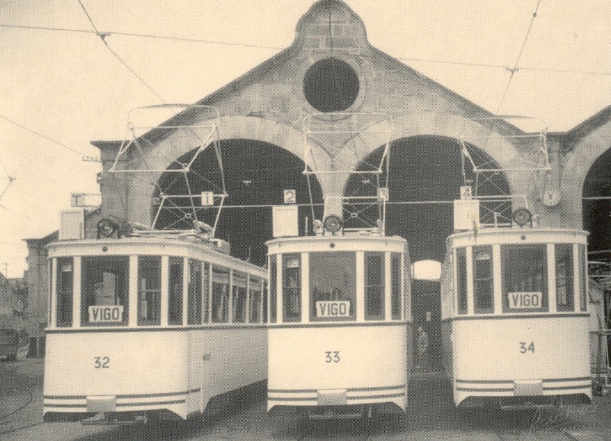 tranvias. Vehículos delante de las cocheras