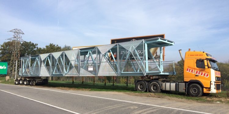 Comienza la instalación de la pasarela peatonal a Peinador