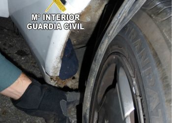 Detenidos en Vilaboa con 56 bellotas de hachís en el alerón de su coche