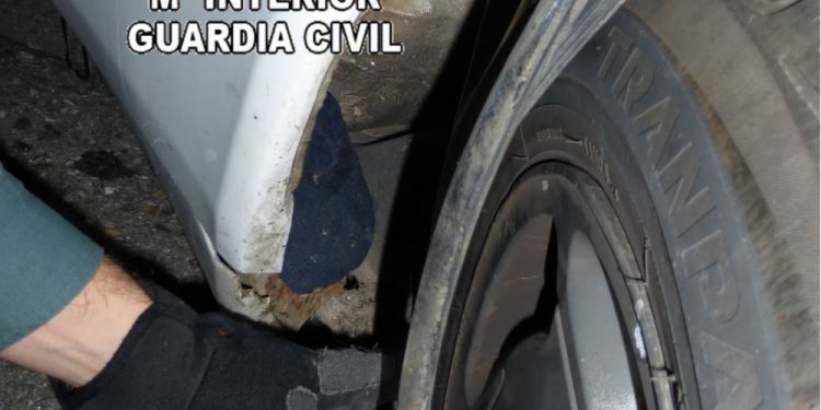 Detenidos en Vilaboa con 56 bellotas de hachís en el alerón de su coche