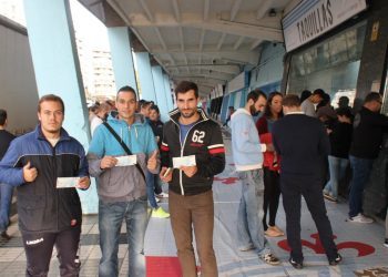 Espera de horas, interrogantes, colas y entradas agotadas