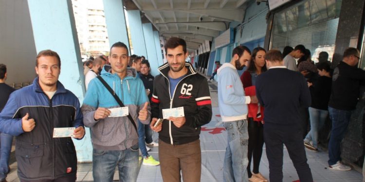 Espera de horas, interrogantes, colas y entradas agotadas