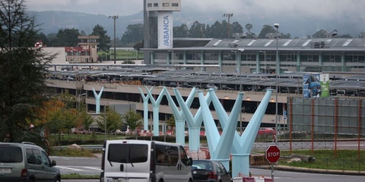 Fomento instala los pilares para la pasarela de Peinador al Ifevi
