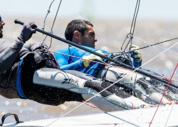 Carlos y Antón Paz son colíderes del Mundial 49er tras la primera jornada