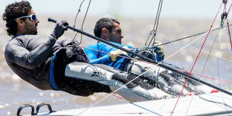Carlos y Antón Paz son colíderes del Mundial 49er tras la primera jornada