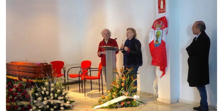 Vigo despide con versos a su poeta de la luz