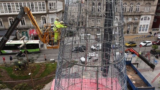El árbol de Porta do Sol corona la Navidad en Vigo