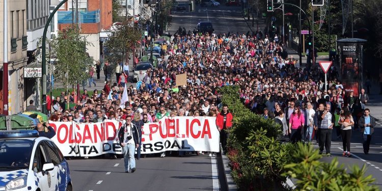 Cientos de vigueses reclaman  un hospital «100% público»