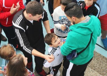 Los niños «invaden» A Madroa para aplaudir a sus héroes