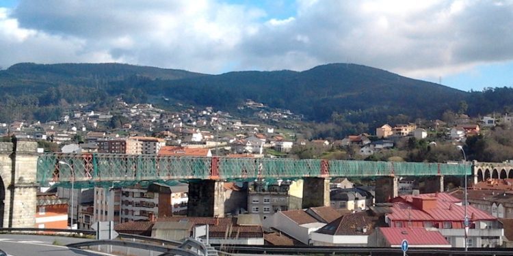 Tres persoas afectadas por un incendio nunha caldeira en Redondela