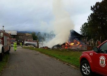 El fuego arrasa una fábrica de madera abandonada en O Porriño