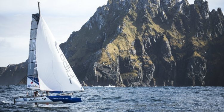 Franck Cammas cruza Cabo de Hornos en un catamarán volador