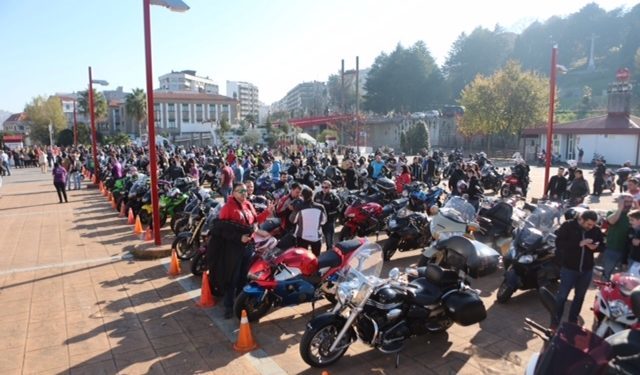 Decenas de «moteros» rinden tributo a las víctimas de los accidentes