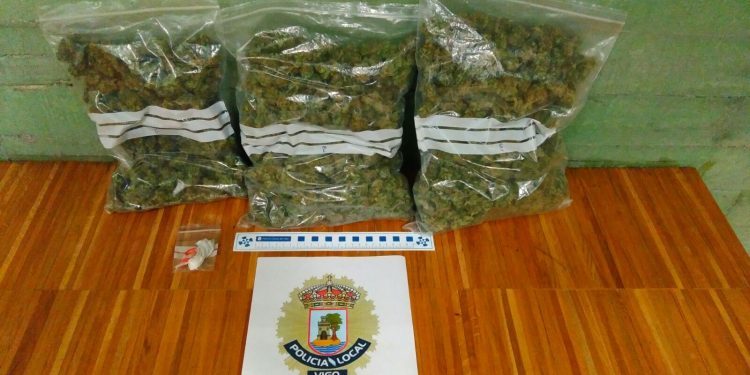 Paran a un conductor en Vigo por un foco fundido y localizan cocaína y marihuana