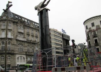 El árbol de Navidad ya se levanta en la Porta do Sol de Vigo