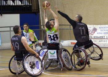 Cómoda victoria en el derbi para el Amfiv, que mantiene la esperanza