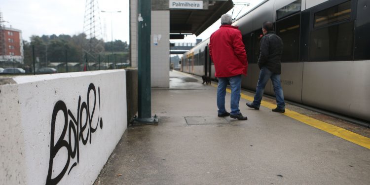 Un testigo afirma que el revisor del tren roció con un extintor a los grafiteros fallecidos en Maia