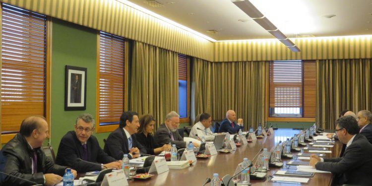 El presidente del Puerto prioriza la conexión por tren a Bouzas