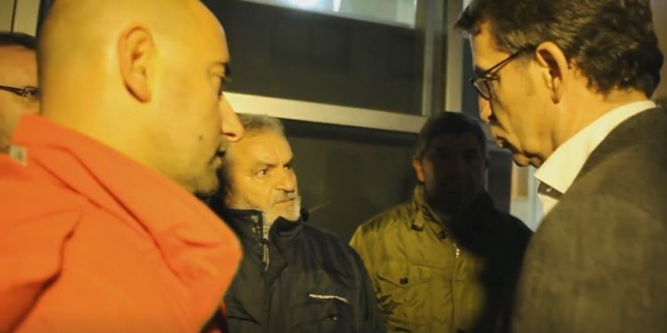O enfrontamento entre Feijóo e o cerco galego convértese en viral