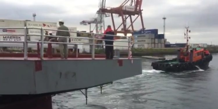 Traslado de la rampa Ro-Ro desde Vulcano al puerto de Vigo