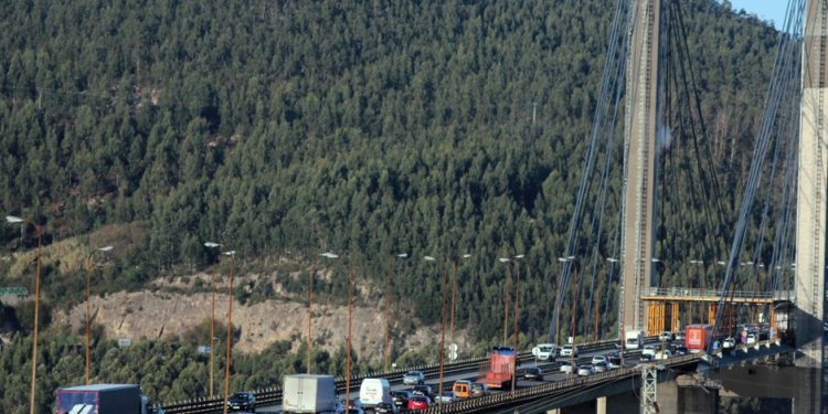 Atasco en el puente de Rande de sobremesa