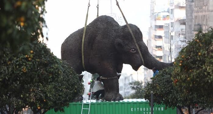 Un gigantesco mamut aterriza en Gran Vía