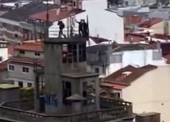 Tres jóvenes se encaraman a la Panificadora de Vigo