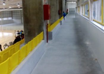 Pista reluciente y mucho cemento en el nuevo pabellón de Redondela