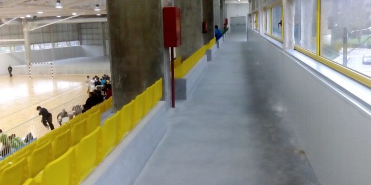Pista reluciente y mucho cemento en el nuevo pabellón de Redondela