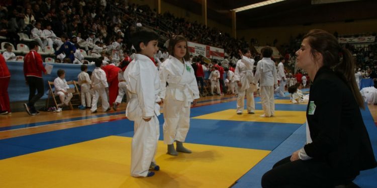 Mil jóvenes judokas tomaron este domingo As Travesas