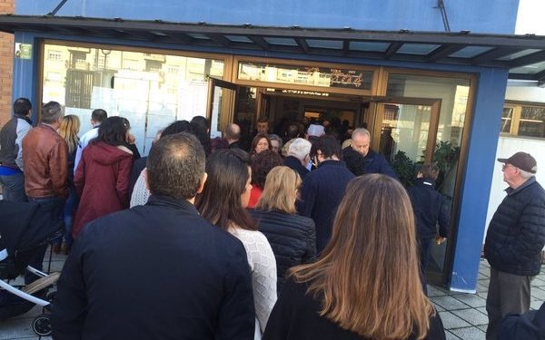Los colegios electorales de Vigo se quedan sin sobres