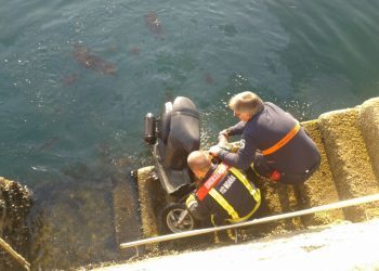 Protección Civil rescata un ciclomotor del mar