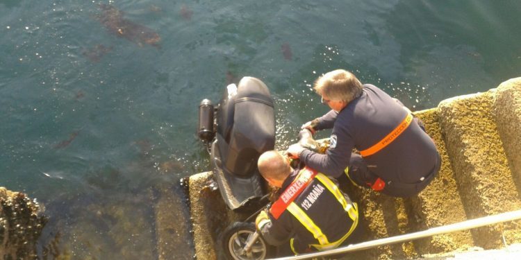 Protección Civil rescata un ciclomotor del mar