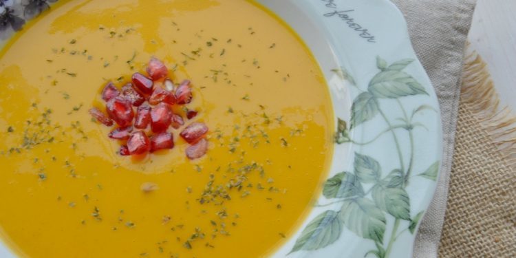 Crema especiada de zanahoria y granada