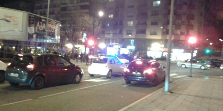 Decenas de coches, atrapados en el garaje de un centro comercial y colapso de tráfico en Vigo