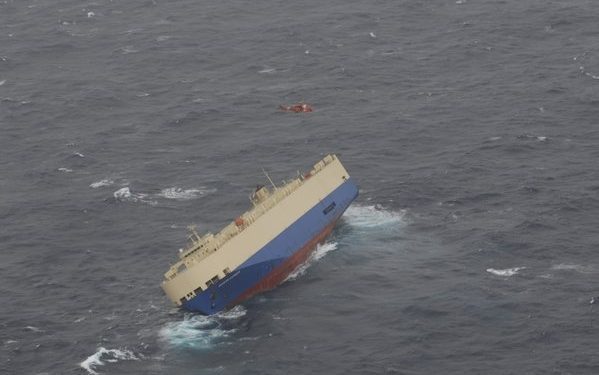 Rescatados los 22 tripulantes de un mercante al norte de Ortegal